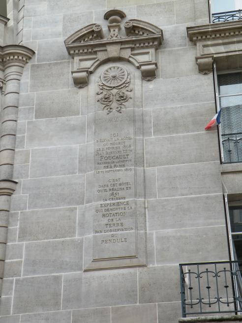  insciption dans la façade de l'immeuble où mourut Foucaulr